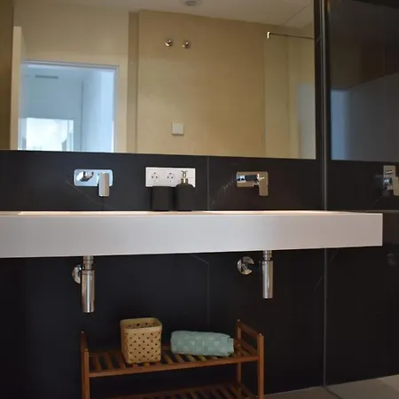 Apartment Luxury Complex Beachfront Apartment, Infinity Pool, Sauna, Gym And Large Terrace *