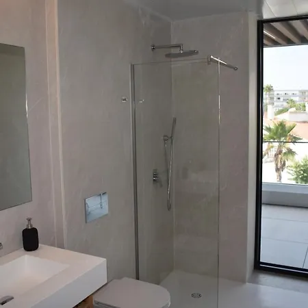Luxury Complex Beachfront Apartment, Infinity Pool, Sauna, Gym And Large Terrace Apartment *